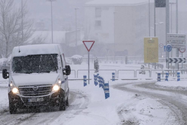 La nevada en Navarra cancela vuelos y autobuses y corta el tráfico de trenes