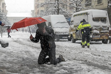La nevada en Navarra cancela vuelos y autobuses y corta el tráfico de trenes