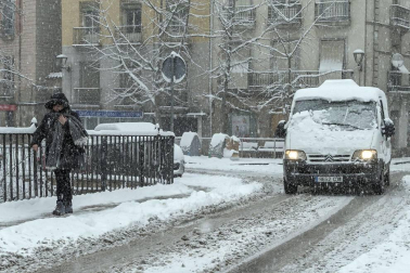 La nevada en Navarra cancela vuelos y autobuses y corta el tráfico de trenes