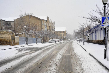 La nevada en Navarra cancela vuelos y autobuses y corta el tráfico de trenes