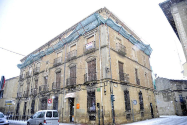 La nevada en Navarra cancela vuelos y autobuses y corta el tráfico de trenes