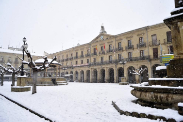 La nevada en Navarra cancela vuelos y autobuses y corta el tráfico de trenes