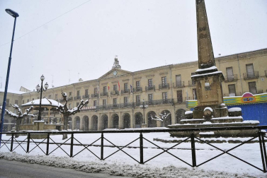 La nevada en Navarra cancela vuelos y autobuses y corta el tráfico de trenes