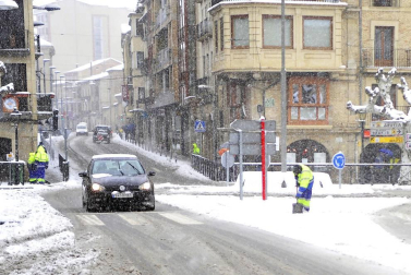 La nevada en Navarra cancela vuelos y autobuses y corta el tráfico de trenes