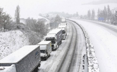 La nevada en Navarra cancela vuelos y autobuses y corta el tráfico de trenes