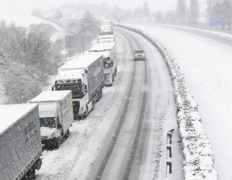 La nevada en Navarra cancela vuelos y autobuses y corta el tráfico de trenes