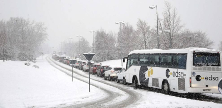La nevada en Navarra cancela vuelos y autobuses y corta el tráfico de trenes
