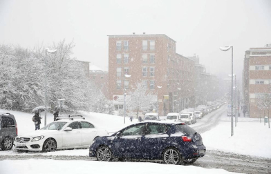 La nevada en Navarra cancela vuelos y autobuses y corta el tráfico de trenes