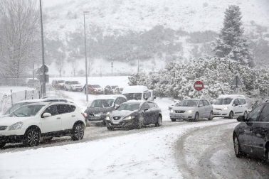 La nevada en Navarra cancela vuelos y autobuses y corta el tráfico de trenes