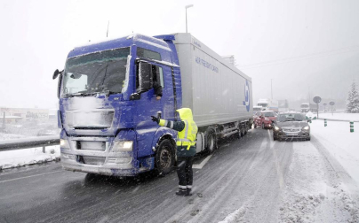 La nevada en Navarra cancela vuelos y autobuses y corta el tráfico de trenes
