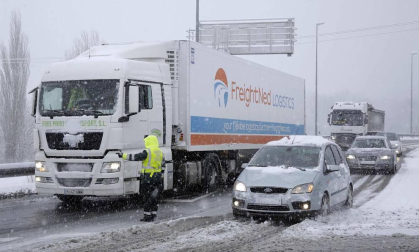 La nevada en Navarra cancela vuelos y autobuses y corta el tráfico de trenes
