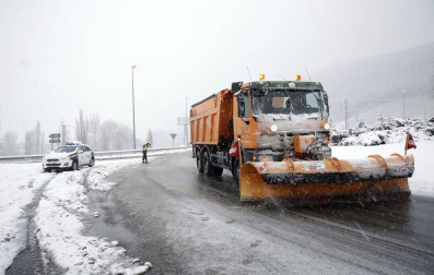 La nevada en Navarra cancela vuelos y autobuses y corta el tráfico de trenes