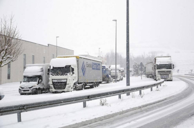 La nevada en Navarra cancela vuelos y autobuses y corta el tráfico de trenes