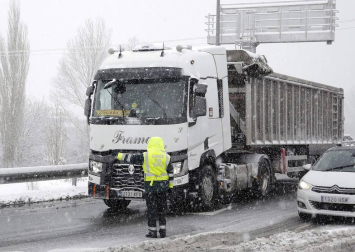 La nevada en Navarra cancela vuelos y autobuses y corta el tráfico de trenes