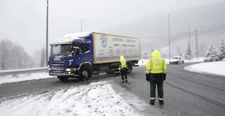 La nevada en Navarra cancela vuelos y autobuses y corta el tráfico de trenes