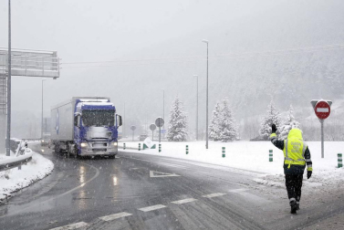 La nevada en Navarra cancela vuelos y autobuses y corta el tráfico de trenes