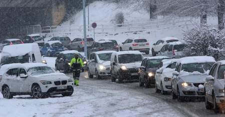 La nevada en Navarra cancela vuelos y autobuses y corta el tráfico de trenes