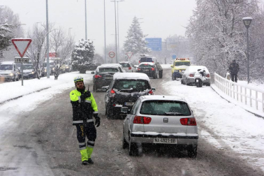La nevada en Navarra cancela vuelos y autobuses y corta el tráfico de trenes
