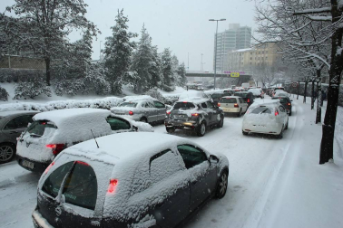 La nevada en Navarra cancela vuelos y autobuses y corta el tráfico de trenes