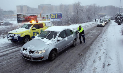 La nevada en Navarra cancela vuelos y autobuses y corta el tráfico de trenes