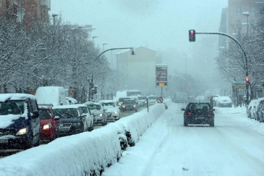 La nevada en Navarra cancela vuelos y autobuses y corta el tráfico de trenes