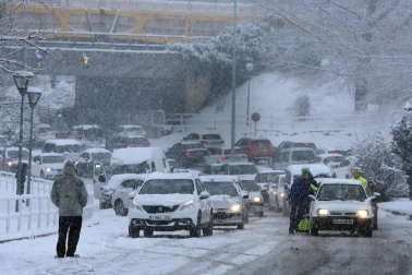 La nevada en Navarra cancela vuelos y autobuses y corta el tráfico de trenes