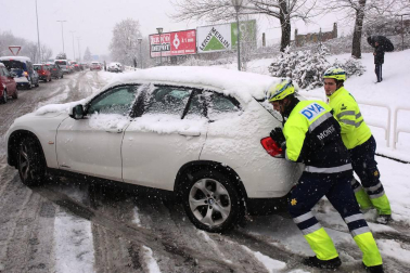 La nevada en Navarra cancela vuelos y autobuses y corta el tráfico de trenes