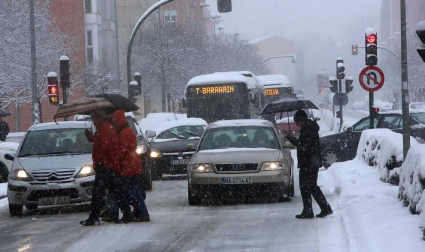 La nevada en Navarra cancela vuelos y autobuses y corta el tráfico de trenes