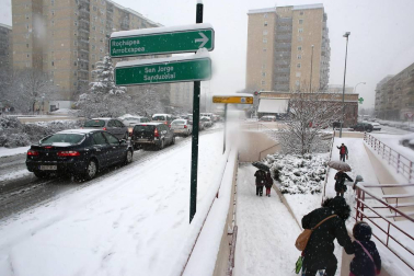 La nevada en Navarra cancela vuelos y autobuses y corta el tráfico de trenes