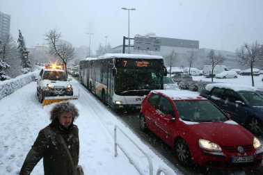 La nevada en Navarra cancela vuelos y autobuses y corta el tráfico de trenes