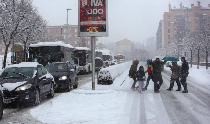La nevada en Navarra cancela vuelos y autobuses y corta el tráfico de trenes