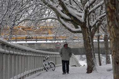 La nevada en Navarra cancela vuelos y autobuses y corta el tráfico de trenes