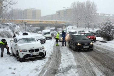 La nevada en Navarra cancela vuelos y autobuses y corta el tráfico de trenes
