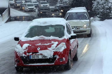 La nevada en Navarra cancela vuelos y autobuses y corta el tráfico de trenes