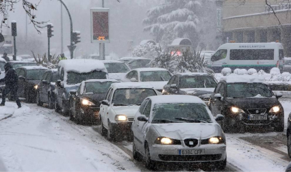 La nevada en Navarra cancela vuelos y autobuses y corta el tráfico de trenes