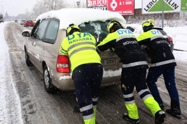 La nevada en Navarra cancela vuelos y autobuses y corta el tráfico de trenes