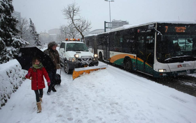 La nevada en Navarra cancela vuelos y autobuses y corta el tráfico de trenes