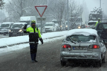 La nevada en Navarra cancela vuelos y autobuses y corta el tráfico de trenes