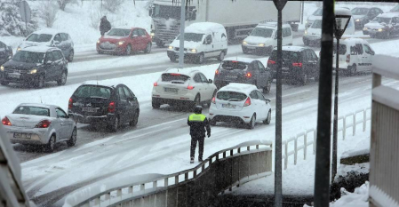 La nevada en Navarra cancela vuelos y autobuses y corta el tráfico de trenes