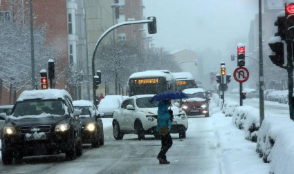 La nevada en Navarra cancela vuelos y autobuses y corta el tráfico de trenes