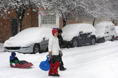 La nevada en Navarra cancela vuelos y autobuses y corta el tráfico de trenes
