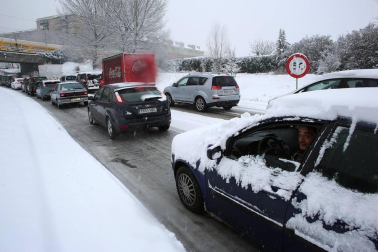 La nevada en Navarra cancela vuelos y autobuses y corta el tráfico de trenes