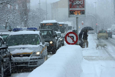 La nevada en Navarra cancela vuelos y autobuses y corta el tráfico de trenes