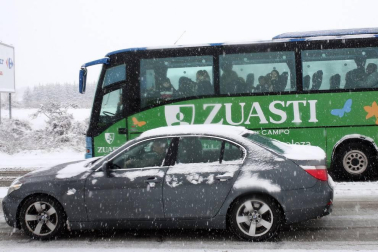 La nevada en Navarra cancela vuelos y autobuses y corta el tráfico de trenes