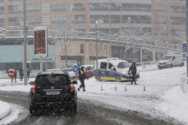 La nevada en Navarra cancela vuelos y autobuses y corta el tráfico de trenes