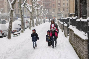 La nevada en Navarra cancela vuelos y autobuses y corta el tráfico de trenes