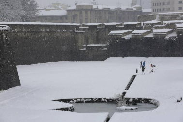 La nevada en Navarra cancela vuelos y autobuses y corta el tráfico de trenes