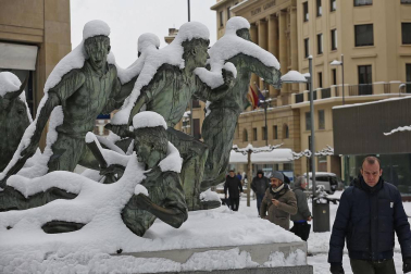 La nevada en Navarra cancela vuelos y autobuses y corta el tráfico de trenes