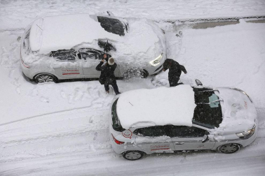 La nevada en Navarra cancela vuelos y autobuses y corta el tráfico de trenes