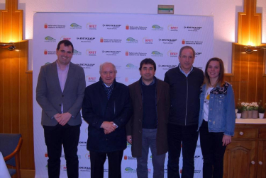 El Club Tenis Pamplona albergó el pasado sábado la Gala del Tenis Navarro 2017 en la que se entregaron los trofeos a los equipos más destacados. Un acto que contó con la presencia de muchos de los tenistas de la comunidad y que sirvió también para homenajear a Jesús Mari Sanz, José Mari Sexmilo, Juan Antonio Lerchundi e Iñaki Montes. Al evento asistió Antonio Prat, presidente de la Federación Navarra de Tenis, Alejandro García, presidente del Club Tenis Pamplona, Rubén Goñi, director del Instituto Navarro de Deporte, e Igor del Busto, de la Federación Vasca de Tenis, entre otras autoridades.